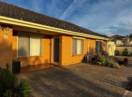 Boho Beach Haven，位于Port Adelaide的酒店