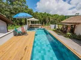 Casa Rústica com Piscina Privativa, Banheira de Hidromassagem, Ar-Condicionado, Pet friendly - Refúgio na Natureza a 5 Minutos do Centro de Imbituba, Perfeita para Famílias e Grupos
