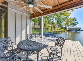 Waterfront Lake Martin Home with Private Dock!，位于Jacksons Gap的酒店