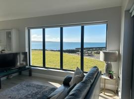 Spectacular ocean views & minutes to Cliffs- Clahane Shore Lodge，位于利斯坎诺的酒店