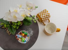 Urban Escape - Soft & Stylish Retreat，位于阿拉德的带停车场的酒店