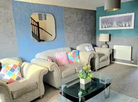 Ashford Luxury Town Retreat-Free Parking -Super Fast Wifi, Spacious, Back Garden & Garden Chairs