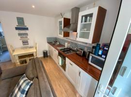 Modern 1 bedroom house with parking - Little Wight House，位于淡水的酒店