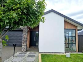 Modern house close to lake,golf club and beach，位于Woodend的酒店