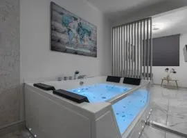 PREMIUM JACUZZI SUITE at the City center, by Aqua Platinum