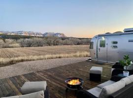 The Airstream 1 at The Fields in East Zion，位于奥德维尔的露营地