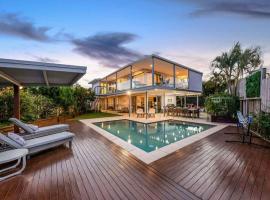 Luxury 5-Bedroom Canal-Front Retreat in Mooloolaba，位于穆卢拉巴的酒店