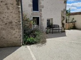 Maison de charme avec terrasse et jardin clos à Messas - FR-1-590-568