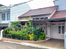 SYARIAH - Beautiful 3BR Home - 8 min from Centre by Sakura，位于Krawang的酒店
