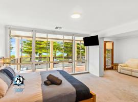 Luxury Ocean Front 3BR Home in Central Victor，位于维克多港的酒店