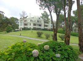 Green Park Exclusive Apartment，位于埃斯特角城Solanas beach area附近的酒店