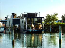 Floating freedom by the Dodekalitten，位于Torrig的酒店