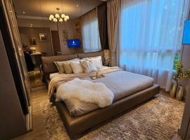 The City Condo Near Central Fest Phuket, Pool view，位于Ban Sam Kong的分契式公寓