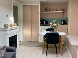 Cozy and private apartment close to the city，位于奥斯的酒店