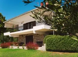 Ipsipili Villa with sea views and private garden