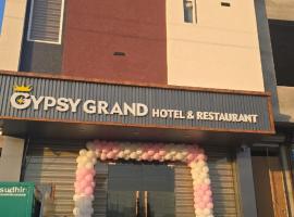 Gypsy Grand Hotel And Restaurant，位于Sūratgarh的酒店