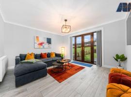 Cosy 2-Bed House I Easy Edinburgh Access I Sleeps 4，位于Whitburn的酒店