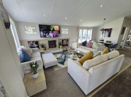 The Retreat 2 bedroom lodge with sauna!，位于内兹岬附近沃尔顿的度假园