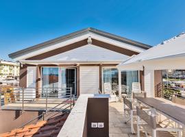Golden Luxe - Chalet in the Beach Luxury，位于利多迪卡马约雷的酒店