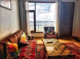 Baldeyan Breeze 2BHK Family Apartments with Balcony View，位于西姆拉的酒店