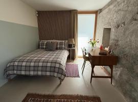 Chambre d'hôtes avec salle de bain privée chez Martine，位于拉图尔德佩的民宿
