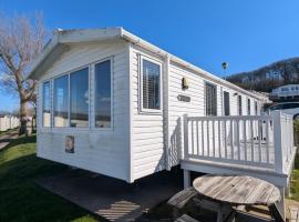 BEAUTIFULLY PRESENTED DOG FRIENDLY CARAVAN on VERY POPULAR LITTLESEA HOLIDAY HAVEN PARK WEYMOUTH，位于韦茅斯的酒店
