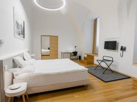 Hotel Benedict，位于克塞洛的带停车场的酒店