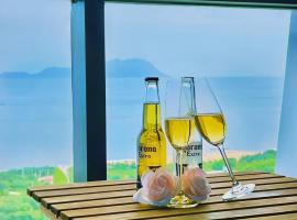 Whale x Sea View Hotel Apartment，位于黄岛的公寓