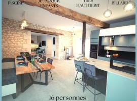 Domaine proche de Chinon piscine, billard, pétanque et aire de jeux pour enfants，位于莱梅雷的酒店