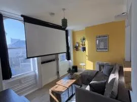 Central Seaside Apartment with Home Cinema