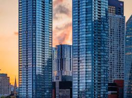 Skyline Penthouse & Condo - Downtown Montreal - Pool Spa Parking，位于蒙特利尔的酒店