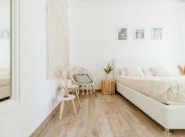 Home Alba Rooms，位于雷卡纳蒂港的酒店