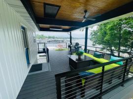 Wet Feet Retreat - with onsite Boat Rental!，位于Eldon的酒店