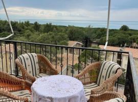 Modern & Homely Beach Condo，位于格勒姆的酒店