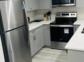 Private Very Spacious 2 bed 1-Bedroom basement Suite SW Calgary，位于卡尔加里的酒店