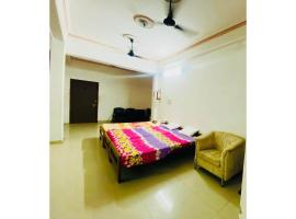J C Guest House，位于Hasanganj的酒店