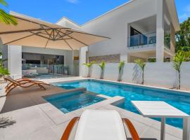 Salt - Beachfront Luxe with Private Pool，位于棕榈湾的酒店