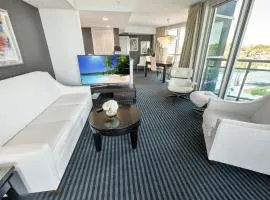 Peaceful 2BR Hideaway w Sea, Skyline & Beach View