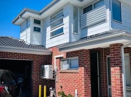 Private second-floor suite near Knox Westfield!，位于南万提那的酒店