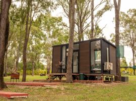 5 Acre Retreat Jimboomba by Tiny Away，位于Jimboomba的酒店