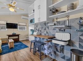 Cozy apartment, private beach & jacuzzi，位于韦斯特布鲁克的酒店