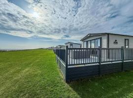 Luxury Lodge With Stunning Full Sea Views In Suffolk Ref 20234Bs，位于Hopton on Sea的酒店