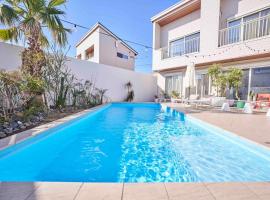 Aqua Villa with Pool, Sauna, and 100 inch 4K Projector, 5-minute walk from Fujitsu Park Sea，位于富津的酒店