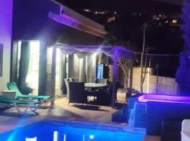 LUXURY VILLA SEA VIEWS HEATED POOL private jacuzzi wifi bbq parking tennis court