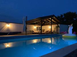 Holiday house Botunya,private luxury house，位于Botunya的酒店
