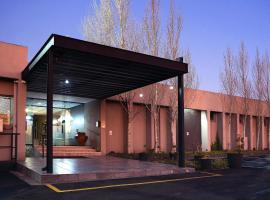 Q's Evander Hotel & Apartments，位于Evander的酒店