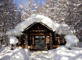 A traditional Japanese house with a sunken fireplace, located near Pippu Ski Resort，位于比布的酒店