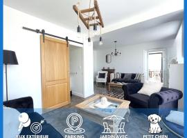 La clairiere Maison spacieuse rénovée joliment décorée tout confort 12 p 2 sdb 2 wc grand jardin clos, belle terrasse aménagée, parking privatif, ping pong baby foot proche Omaha Beach et Bayeux，位于Crouay的酒店