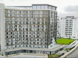 Elite Luxury Suites at Loxwood House，位于阿克拉的带停车场的酒店