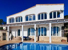 ViLLA LUXURY，位于罗萨斯的酒店